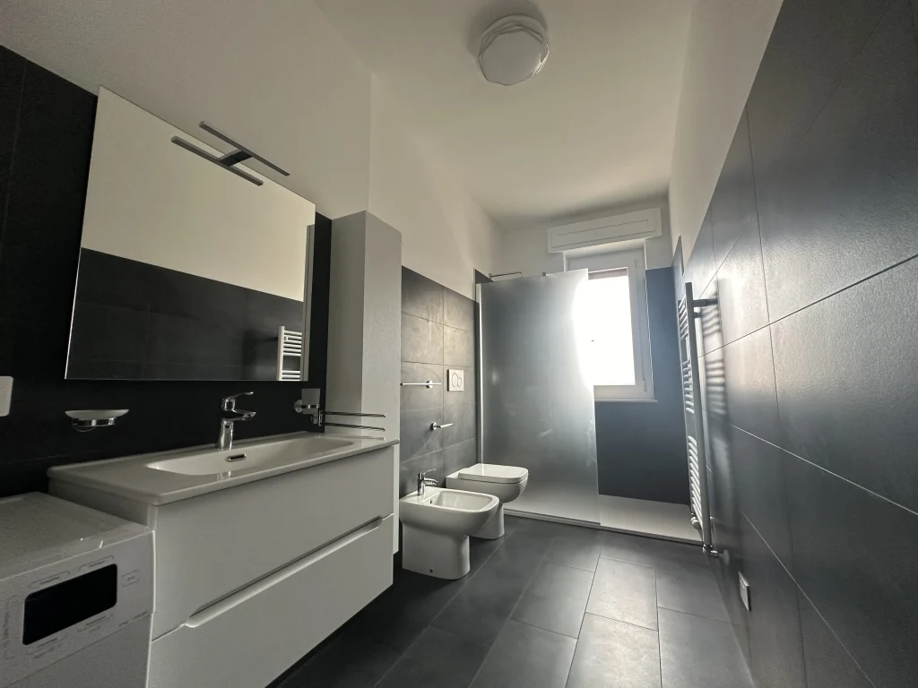 Bagno completamente ristrutturato a Borghetto Santo Spirito con nuovi sanitari, piastrelle e finiture