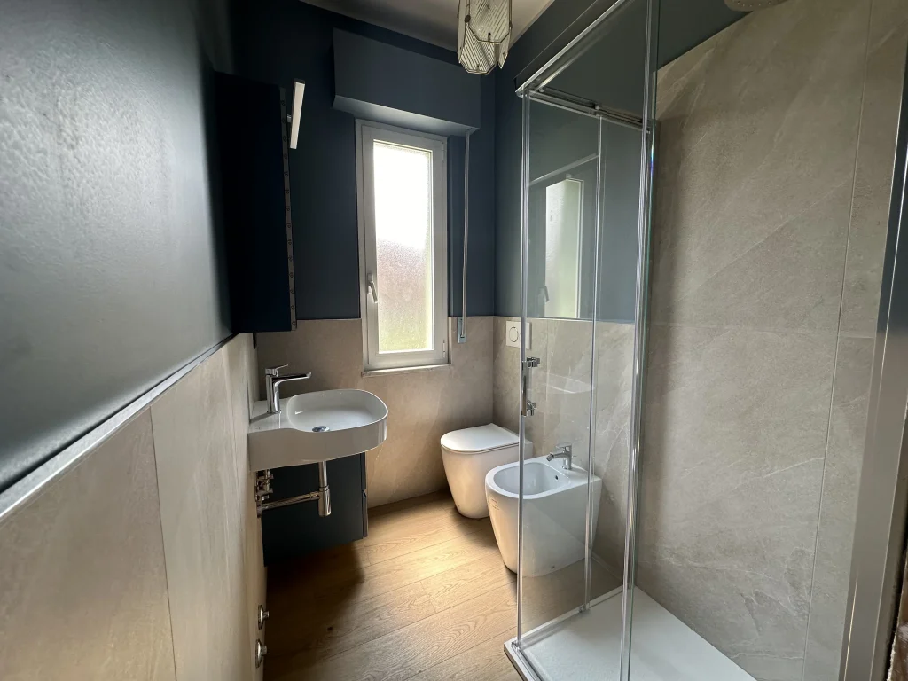 Bagno completamente ristrutturato con nuovi sanitari, impianti e rivestimenti, a Borghetto Santo Spirito