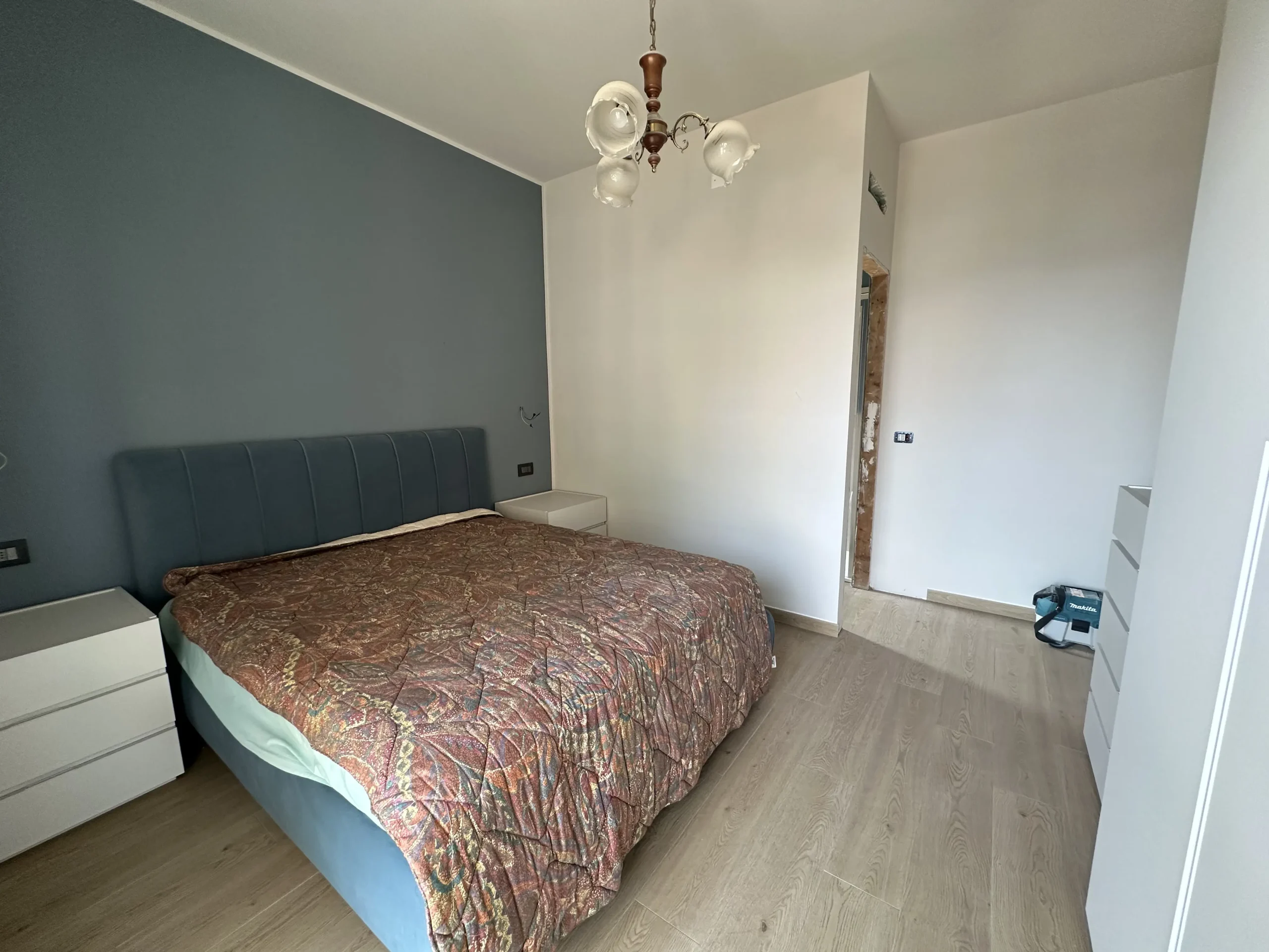 Camera da letto ristrutturata con nuovi pavimenti, pareti e impianto elettrico, a Borghetto Santo Spirito.